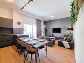 Vibranty Lux - Top Location, Minutes from Sandy Beach